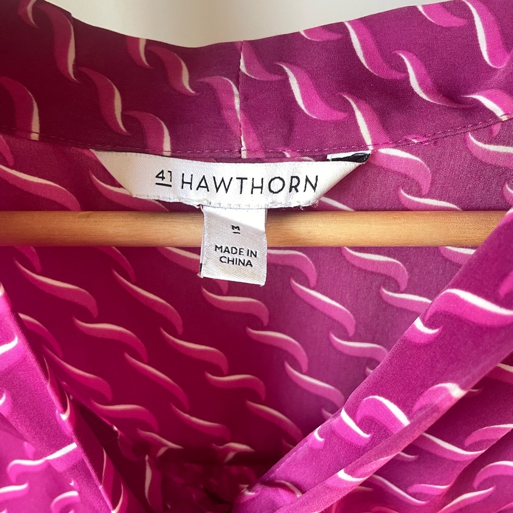 Pink 41Hawthorn V-Neck Blouse Women’s Size Medium.
Bold wave/toothpaste pattern.
